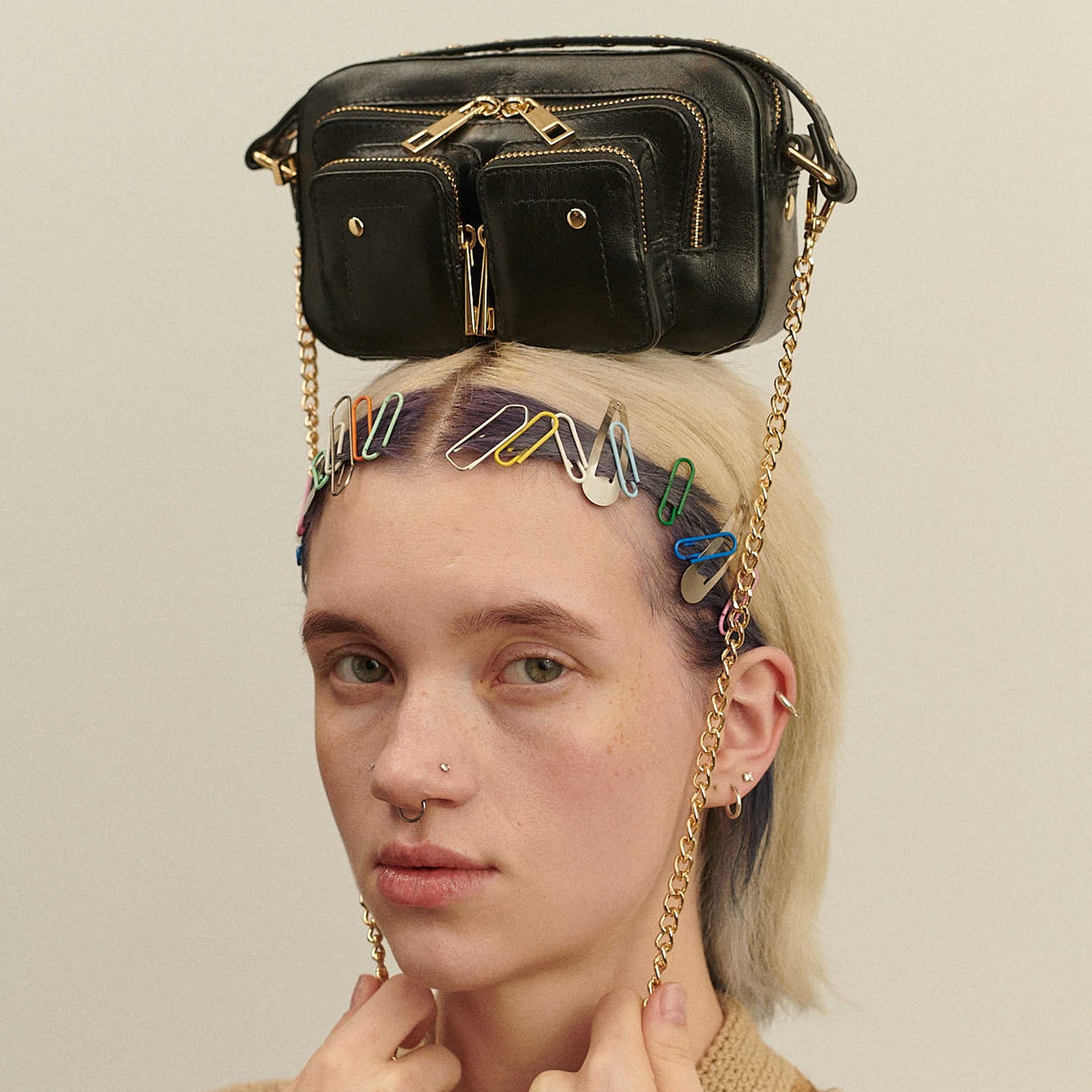 Núnoo Helena Florence Black w. Gold Small bag Black