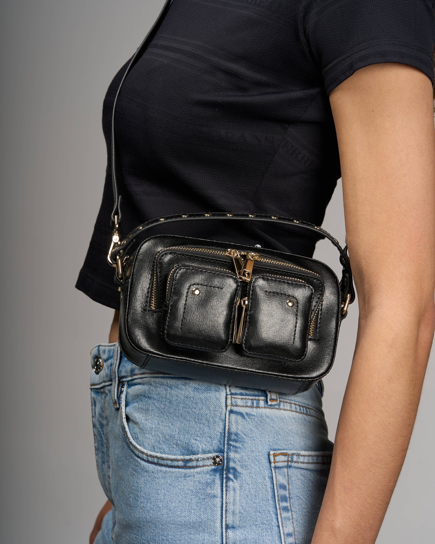 Núnoo Helena Florence Black w. Gold Small bag Black